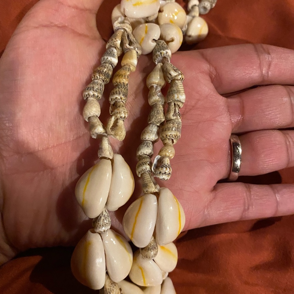 Beautiful Necklace made of shells - Picture 13 of 14